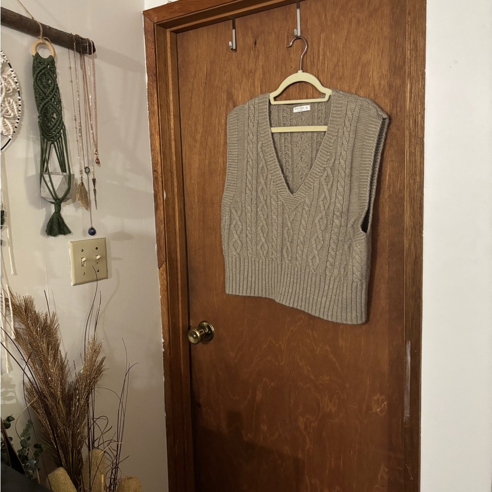 Cable Knit Sleeveless Sweater Vest